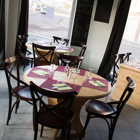 Le Casino St Quentin Gare Отель 3*