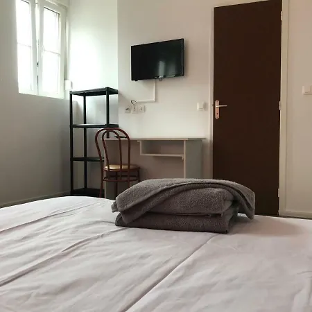 Le Casino St Quentin Gare Отель 3*